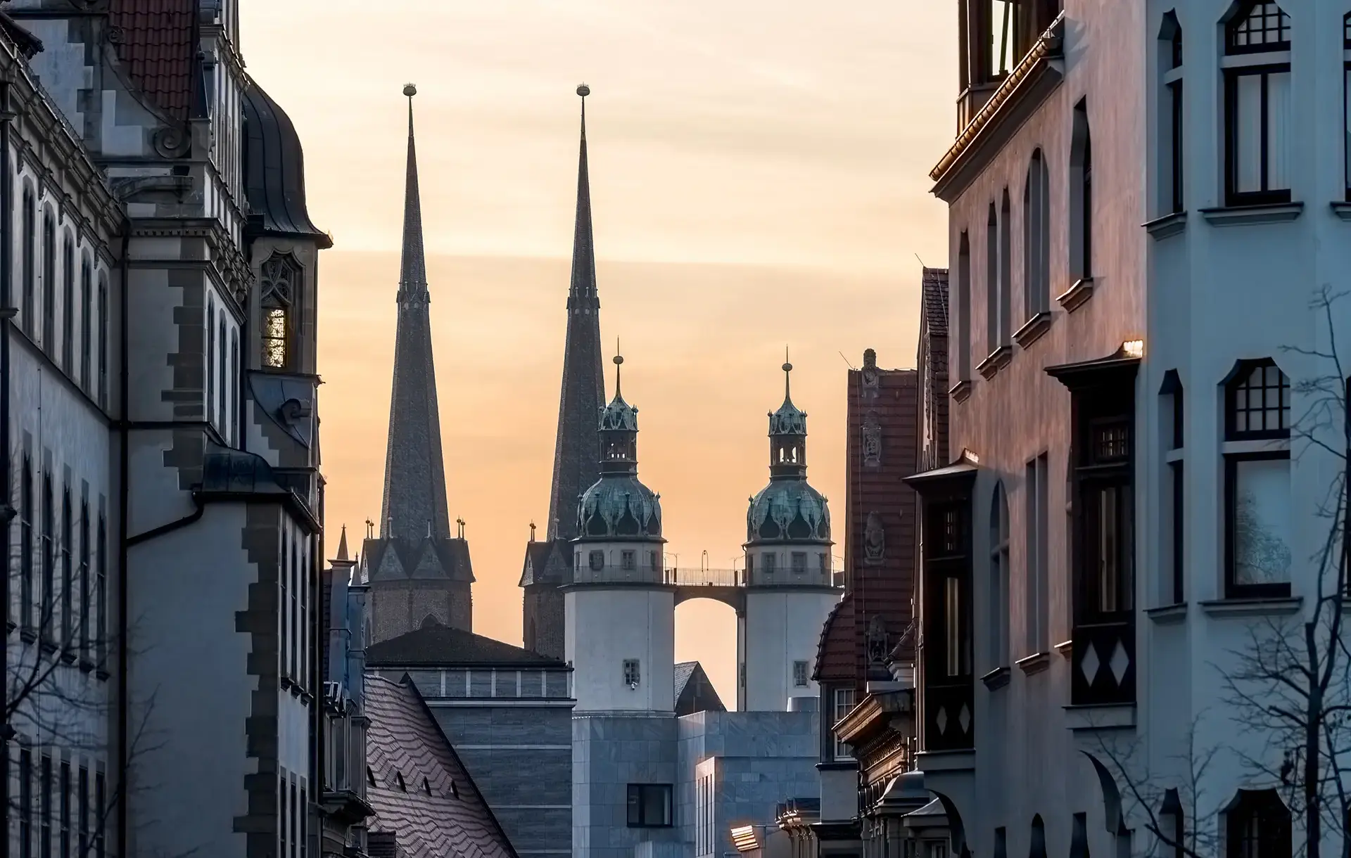 Auf dem Bild sind Türme der Stadt Halle zu sehen: Die vier Türme der Marktkirche. Sie sind Teil der fünf Türme von Halle, die das Wahrzeichen der Stadt sind.